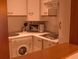 A kitchen or kitchenette at Apartamentos Vértice Bib Rambla