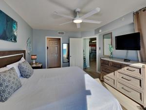 um quarto com uma cama e uma televisão de ecrã plano em Island Princess #705 em Fort Walton Beach