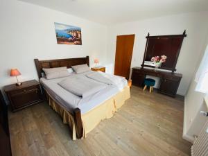 um quarto com uma cama grande e uma secretária em Am Gallerturm mit Seeblick em Überlingen
