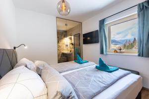 Postel nebo postele na pokoji v ubytování Appartements Uribi mit eigener Sauna by Schladmingurlaub