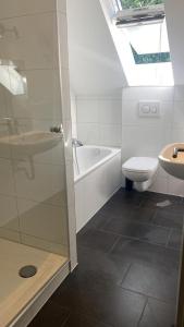 W łazience znajduje się prysznic, umywalka i toaleta. w obiekcie ND Hotels & Apartment Superior Bottrop w mieście Bottrop