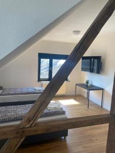 Zimmer im Dachgeschoss mit einem Bett und einem Fenster in der Unterkunft ND Hotels & Apartment Superior Bottrop in Bottrop