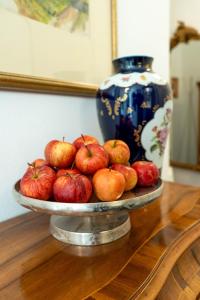 a plate of apples and a blue vase on a table at Royal Residence Schönbrunn in Vienna