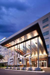 budynek z dużym znakiem przed nim w obiekcie Aloft Orlando International Drive w Orlando
