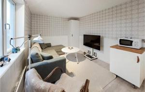 uma sala de estar com um sofá e uma televisão em 6 Bedroom Stunning Home In Torekov em Torekov