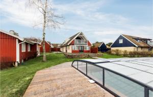 uma fila de casas com telhado solar em 6 Bedroom Stunning Home In Torekov em Torekov