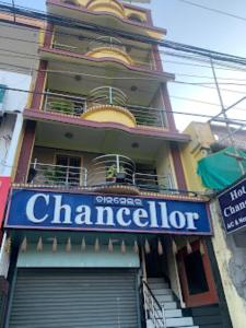 een gebouw met een apotheek bord ervoor bij Hotel Chancellor,Bhubaneswar in Bhubaneshwar