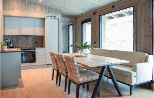 uma cozinha e sala de jantar com mesa e cadeiras em 3 Bedroom Nice Home In Vringsfoss em Maurset