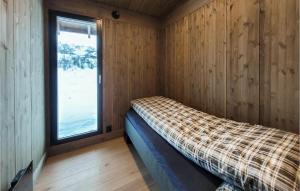 uma cama num quarto com uma janela em 3 Bedroom Nice Home In Vringsfoss em Maurset