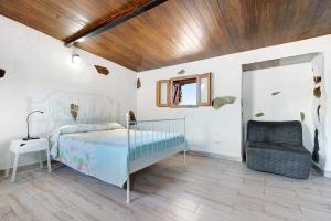 um quarto com uma cama e uma cadeira em Hogar vacacional Maya em Santa Maria de Guia de Gran Canaria