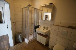 un bagno con doccia e lavandino di NEU! FeWo Fachwerkstübchen ad Alsfeld