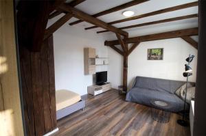 una camera da letto con un letto e una TV in una stanza di NEU! FeWo Fachwerkstübchen ad Alsfeld