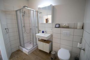 un bagno con doccia, lavandino e WC di NEU! FeWo Fachwerkstübchen ad Alsfeld