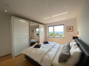 En eller flere senge i et værelse på Premium Apartment Hägerstraße