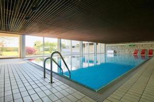 duży basen w dużym budynku w obiekcie Strandweg w mieście Überlingen
