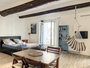 ein Wohnzimmer mit einem Bett und einem Tisch in der Unterkunft Hyper Centre Vieux Port - Loft - Les Frères de la Loc' in Marseille