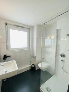 ユーバーリンゲンにあるSchillerstraßeのシャワー、洗面台、トイレ付きのバスルーム