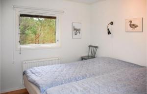 1 dormitorio con cama y ventana en Awesome Home In Yngsj With House A Panoramic View en Yngsjö
