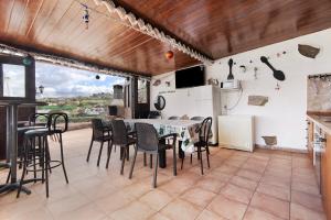 a kitchen and dining room with a table and chairs at Hogar vacacional Talu in Santa Maria de Guia de Gran Canaria
