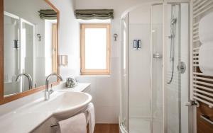 A bathroom at Falkensteiner Hotel & Spa Sonnenparadies