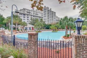 una piscina frente a un gran edificio en Elation #5513, en Destin