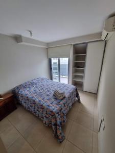 哥多華的住宿－HERMOSO - CONFORT con Balcón en Gral Paz，一间带一张床和一个衣柜的小卧室
