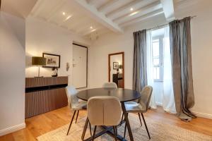 comedor con mesa y sillas en Mamo Florence - La Badessa Apartment, en Florencia