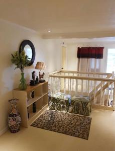 - un salon avec un escalier et un miroir dans l'établissement RJ Travellers Inn, à Catbalogan