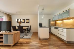 une cuisine avec une table et une salle à manger dans l'établissement Appartementhaus Crystal by Schladming-Appartements, à Schladming