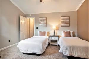 Llit o llits en una habitació de Lakefront Gem: Private Dock