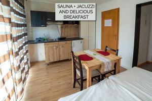 Kuchyň nebo kuchyňský kout v ubytování Apartments Silva