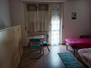 Zimmer mit einem Bett, einem Tisch und Stühlen in der Unterkunft Villa di Pietro in Pescara