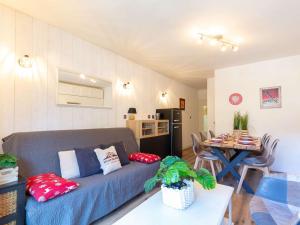 een woonkamer met een bank en een tafel bij Appartement Saint-Lary-Soulan, 3 pièces, 6 personnes - FR-1-296-459 in Saint-Lary-Soulan