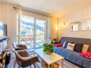 ein Wohnzimmer mit Sofa und Tisch in der Unterkunft Appartement idéal pour 6 personnes, avec terrase de 24m², proche téléphérique et commerces - FR-1-296-459 in Saint-Lary-Soulan