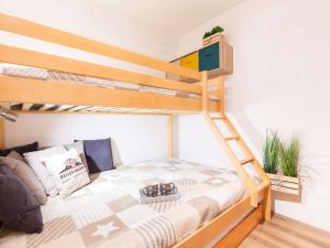 ein Schlafzimmer mit einem Etagenbett mit Leiter in der Unterkunft Appartement idéal pour 6 personnes, avec terrase de 24m², proche téléphérique et commerces - FR-1-296-459 in Saint-Lary-Soulan