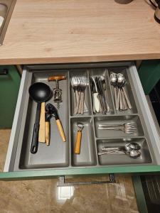 a metal tray with utensils in a drawer at schöne Wohnung am Georgenberg in Reutlingen