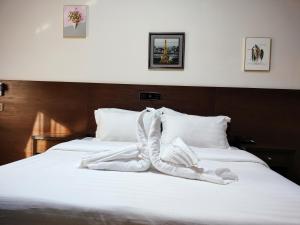 Tempat tidur dalam kamar di فندق الرابح AlRabih hotel