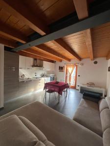 CasaSolar Saintchristophe a 2 minuti da Aosta في أَويستا: غرفة معيشة مع أريكة وطاولة حمراء