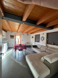 CasaSolar Saintchristophe a 2 minuti da Aosta في أَويستا: غرفة معيشة مع أريكة وطاولة
