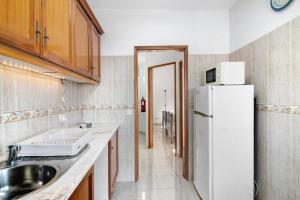 eine Küche mit Spüle und Kühlschrank in der Unterkunft Casa da Vila nº4 in São Brás de Alportel