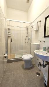 羅馬的住宿－B&B Girasole Guesthouse，带淋浴、卫生间和盥洗盆的浴室