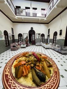 un plato de comida en una mesa en una habitación en HÔTEL DU PARC, en Fez