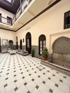 Habitación grande con suelo de baldosa en un edificio en HÔTEL DU PARC, en Fez