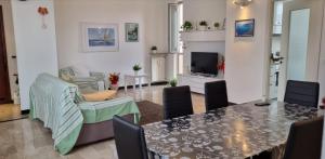ein Wohnzimmer mit einem Tisch und einem Esszimmer in der Unterkunft La vie en rose flat in Sestri Levante