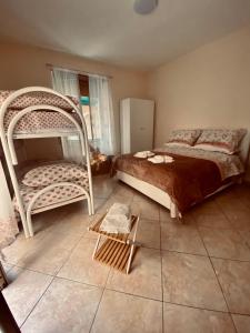 - une chambre avec un lit, des lits superposés et une chaise dans l'établissement BlessingNarrowStreet95, à Naples