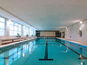 - une grande piscine dans un grand bâtiment dans l'établissement NEW-Berta die Kölner Vorstadtwohnung, à Bergheim