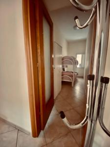 une porte ouverte menant à une chambre avec une chaise dans l'établissement BlessingNarrowStreet95, à Naples