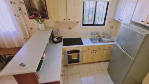 una piccola cucina con lavandino e frigorifero di STAY Sea Gem House a Meneou
