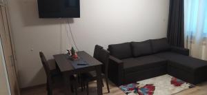 uma sala de estar com um sofá e uma mesa em Borovets Gardens Studio Raya em Borovets