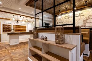 a tasting room with a counter with vases at Hotel Zweite Heimat in Sankt Peter-Ording